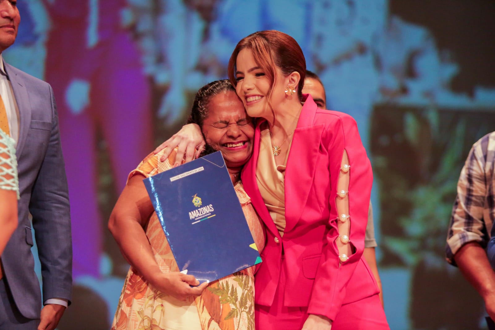 Amazonas dá prioridade para mulheres na entrega de títulos definitivos