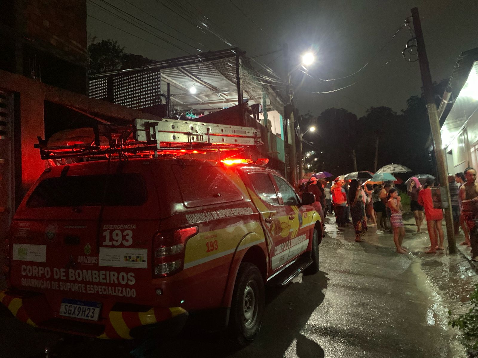 Mulher soterrada após desabamento morre a caminho de hospital em Manaus