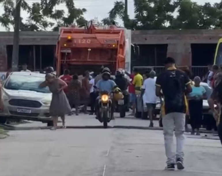 Idosa morre após ser atropelada por caminhão de lixo