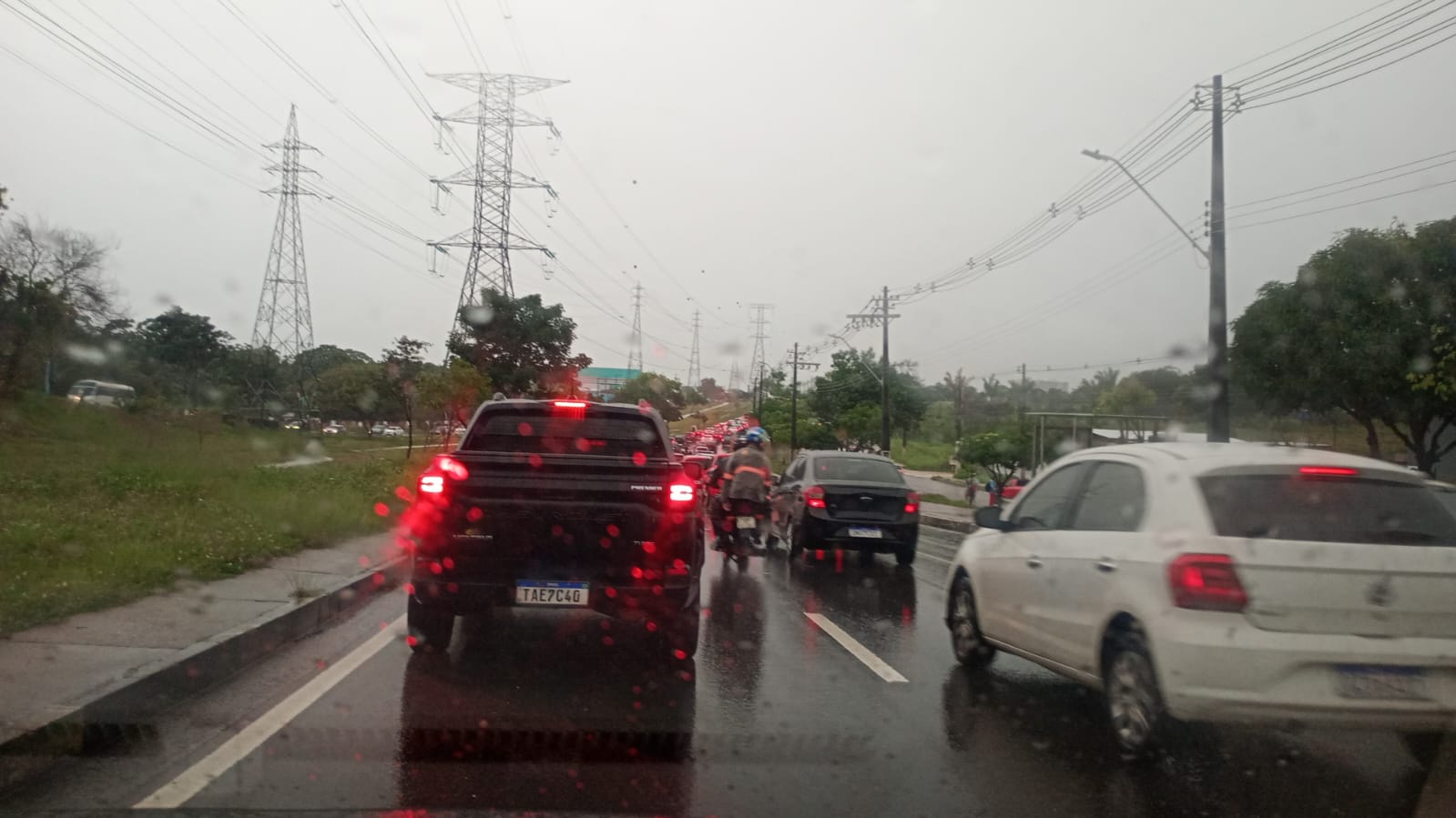 Chuva causa congestionamentos e trava avenidas em bairros de Manaus