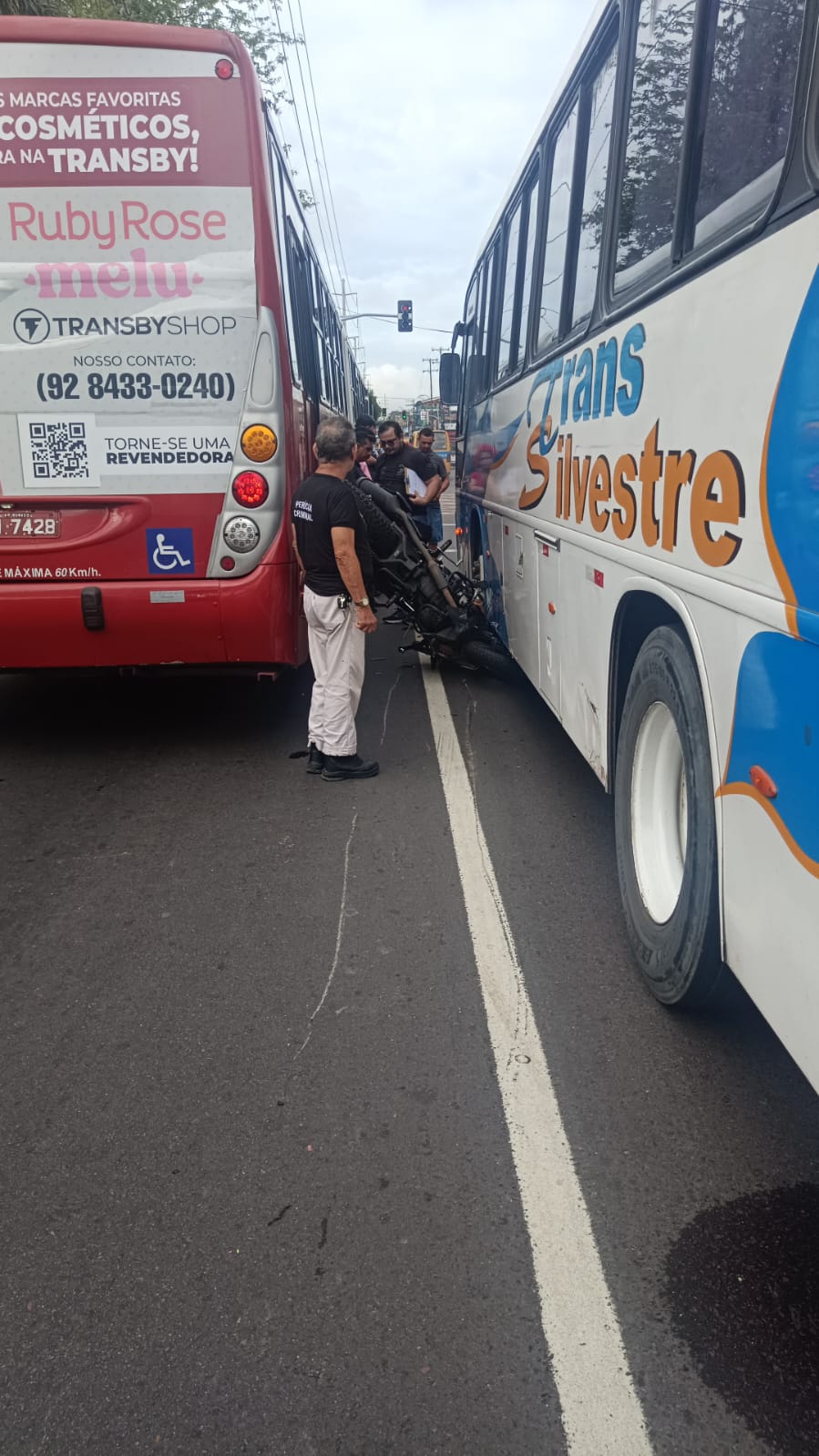 Motociclista escapa da morte ao ter moto imprensada entre ônibus na Av. Grande Circular