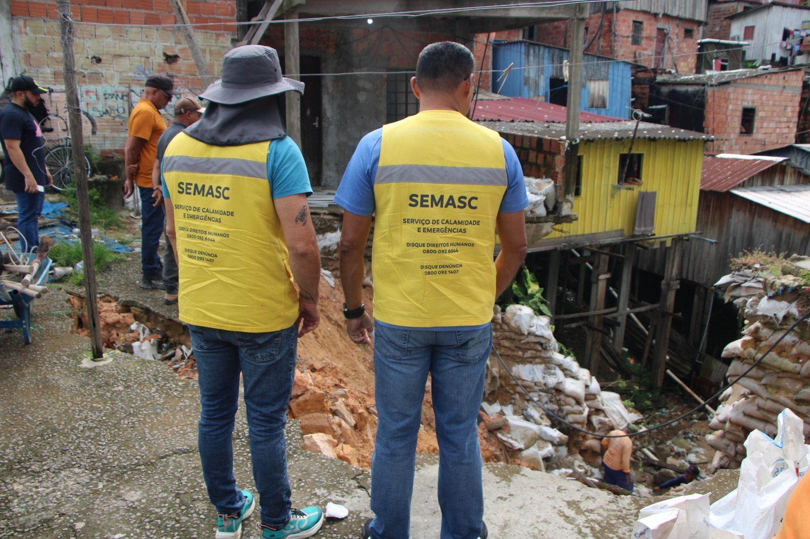 Famílias afetadas por alagamentos no bairro Compensa recebem atendimento da prefeitura