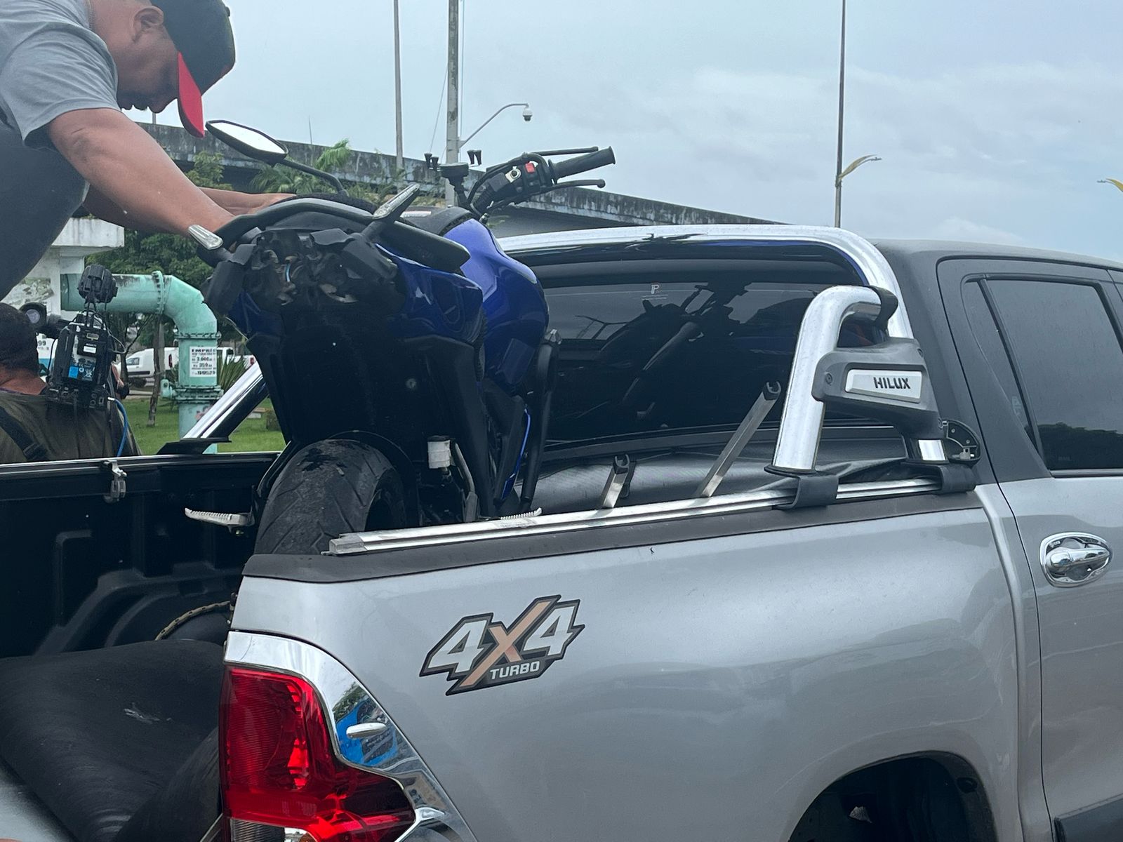 Mulher fica ferida ao ter moto atingida por carro no Coroado