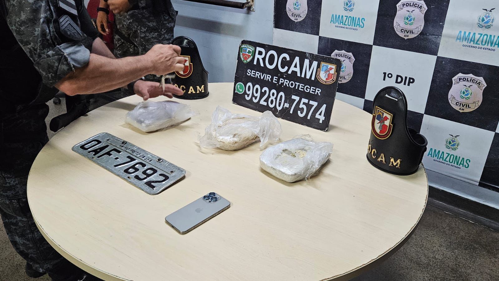 Motorista atinge árvore ao fugir da polícia e abandona carro com drogas em Manaus