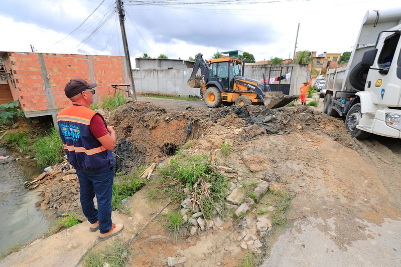 Cerca de 200 toneladas de lixo são removidas das margens de igarapé em Manaus