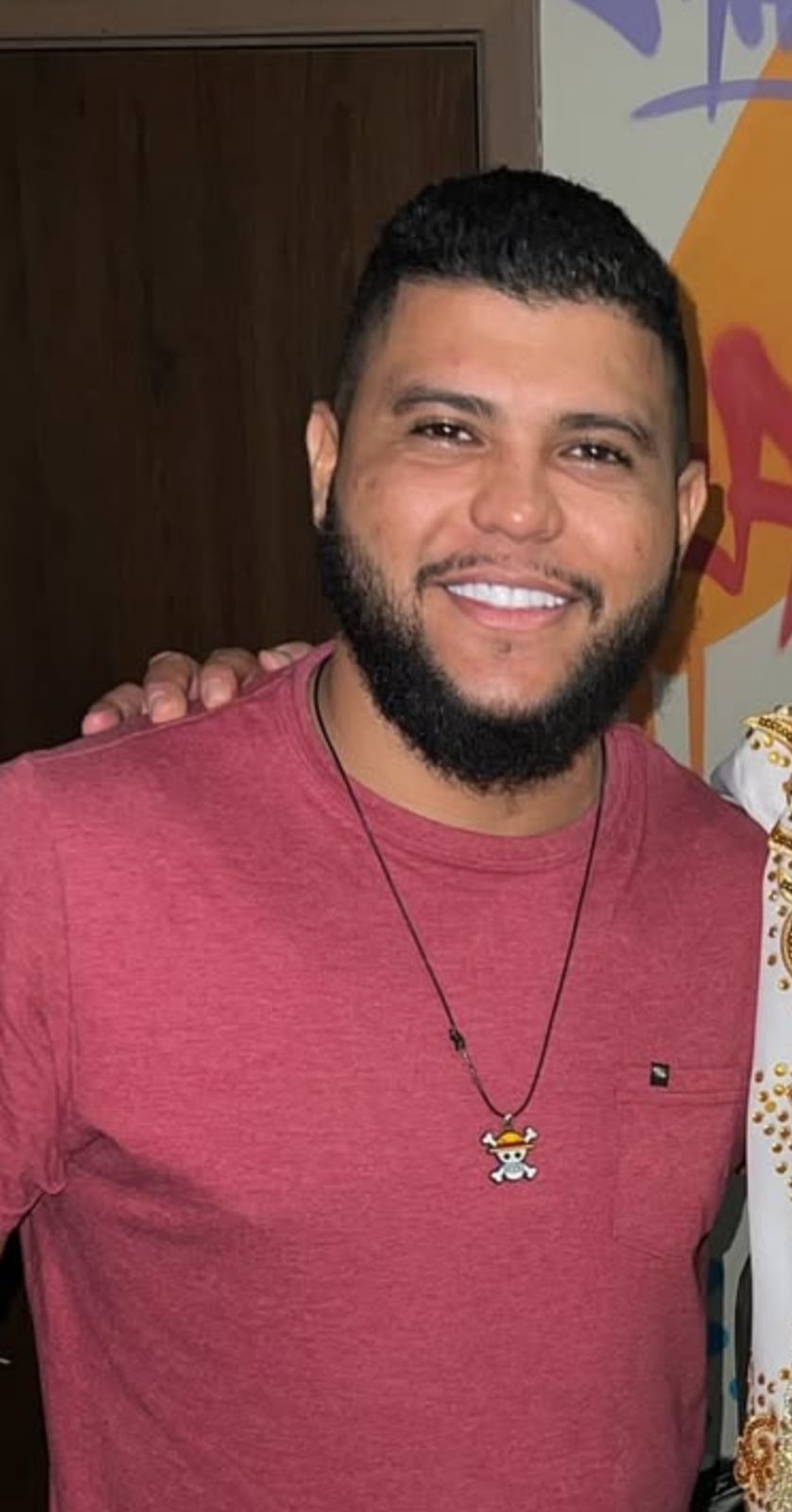 Cantor que espancou namorada é atacado nas redes e internautas apelam: 'CV, se for da tua vontade'