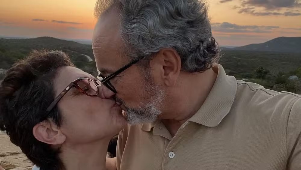 Sandra Annenberg posta fotos ao beijos com Ernesto Paglia e se declara para o marido