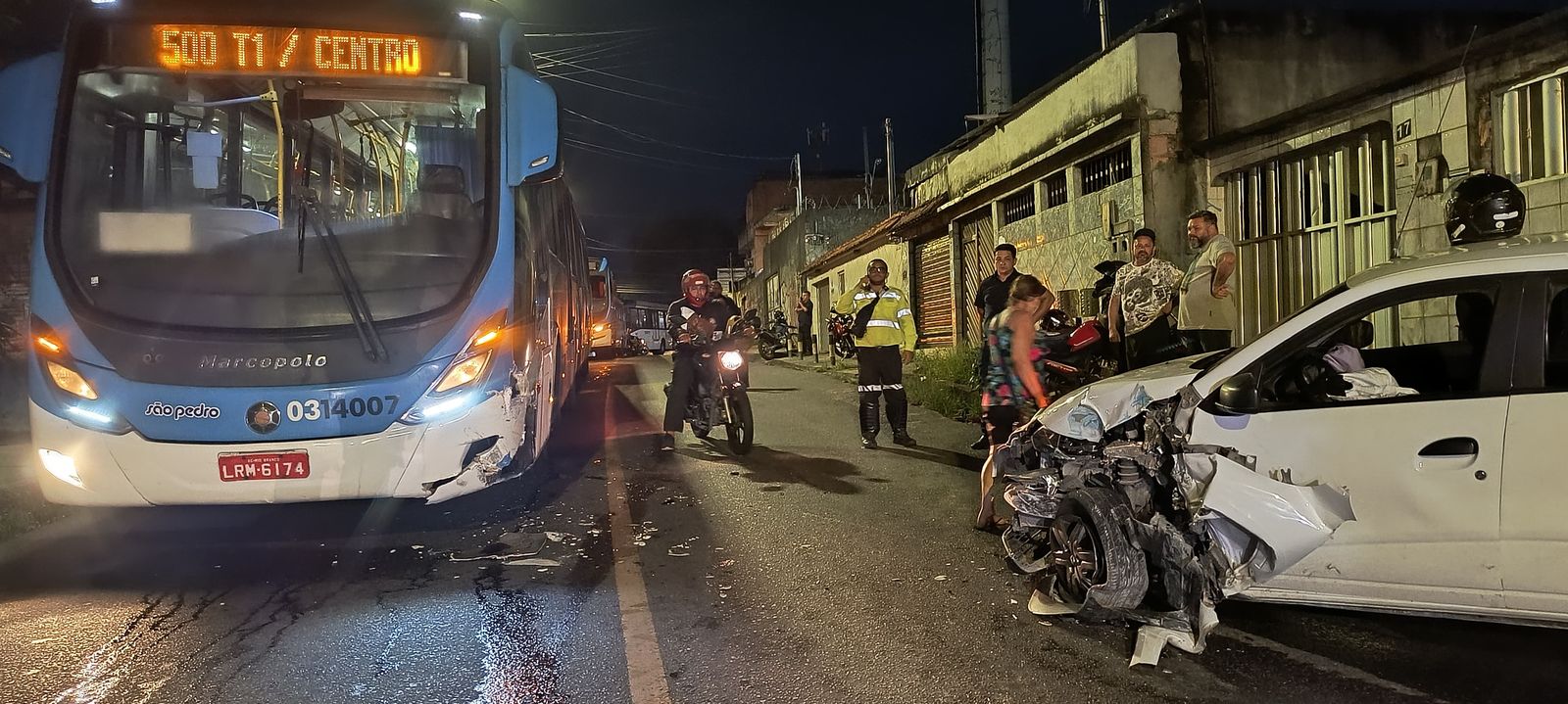 Acidente entre carro e ônibus deixa feridos no bairro Novo Israel