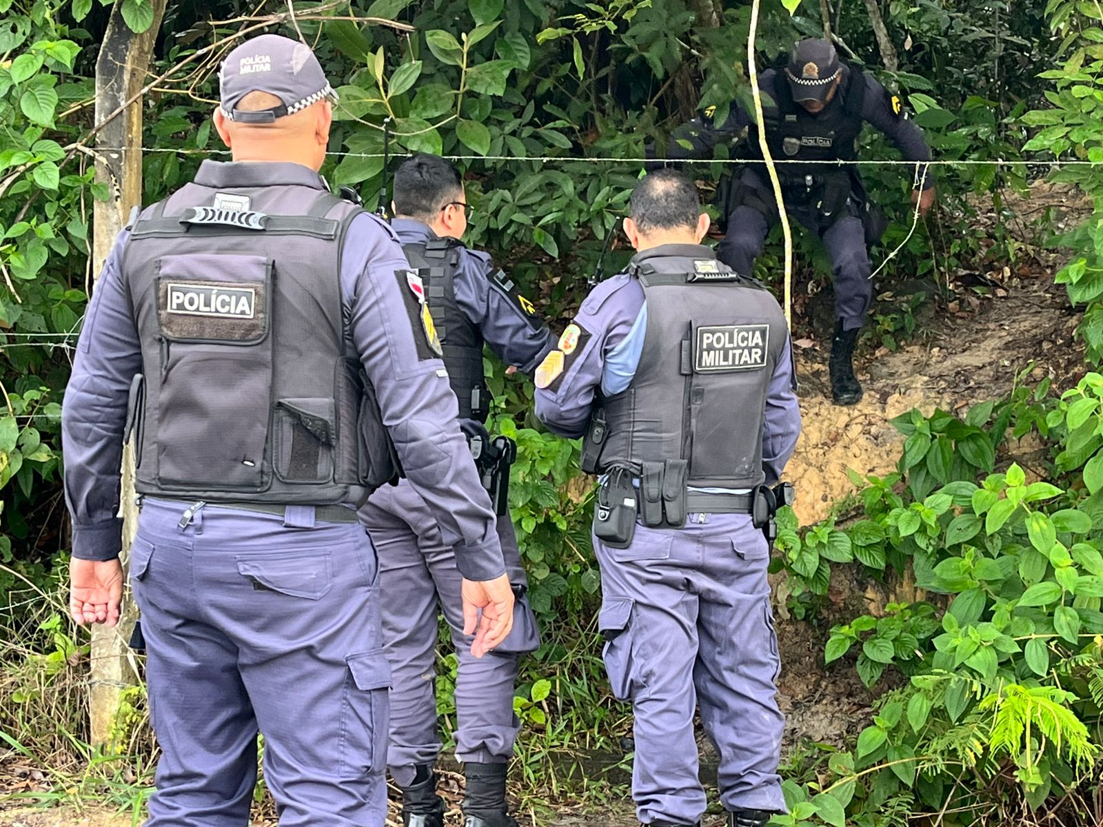 FOTOS: Corpo é encontrado em área de mata no Santa Etelvina