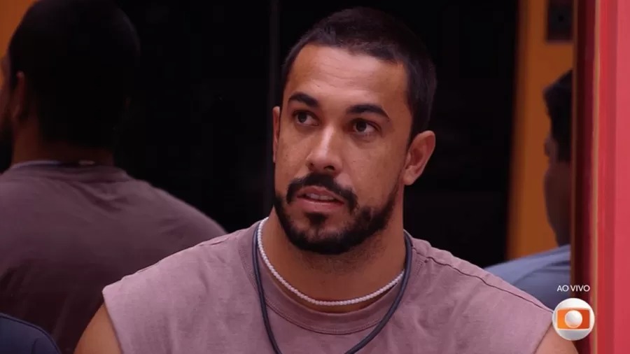 Maike se irrita após Vinícius admitir interesse em Renata: "se liga" 