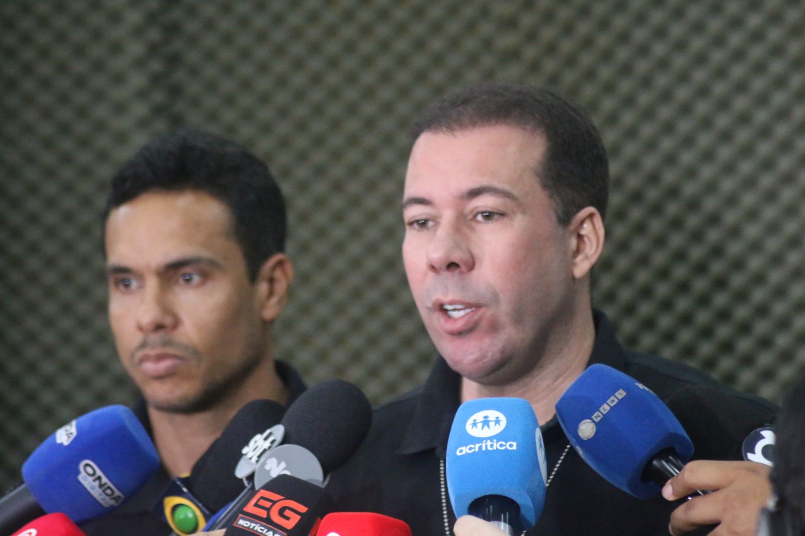 Presos por roubar R$ 13 mil de loja de cosméticos no Vieiralves pagaram dívida de drogas