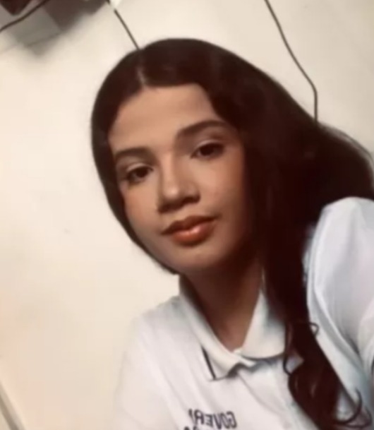 Choque elétrico em adolescente após banho levanta alerta sobre uso de celular carregando