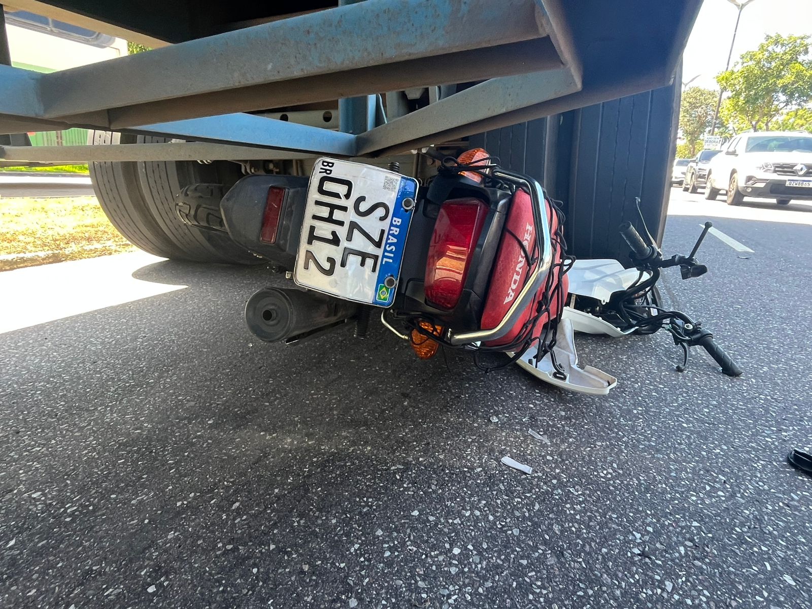 FOTOS: Passageiro de moto de app é esmagado por carreta na avenida Rodrigo Otávio