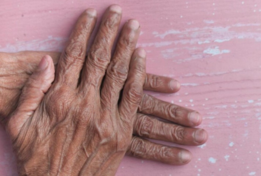 Justiça suspende descontos em benefício após idosa ser vítima de golpe no Amazonas