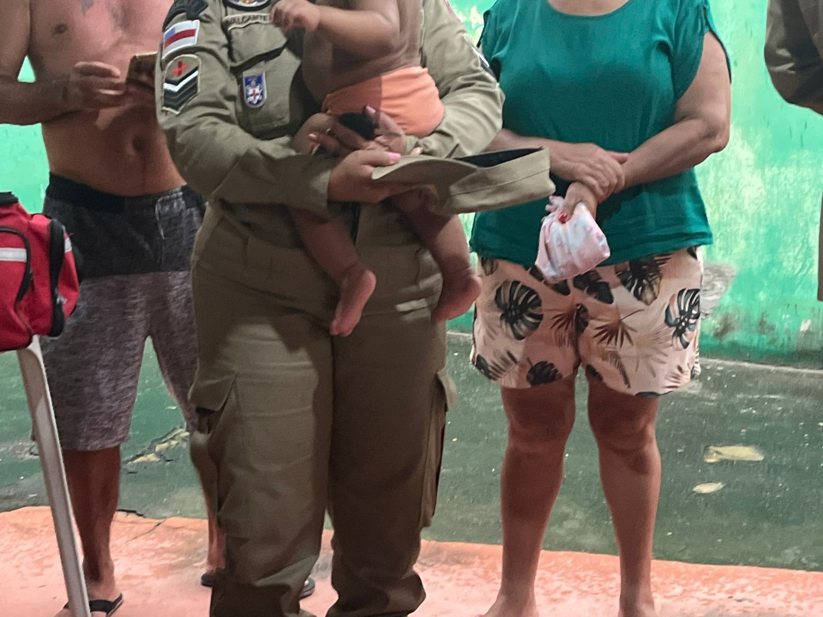 Homem agride esposa e faz filho de 9 meses refém após chegada da polícia na Cidade Nova