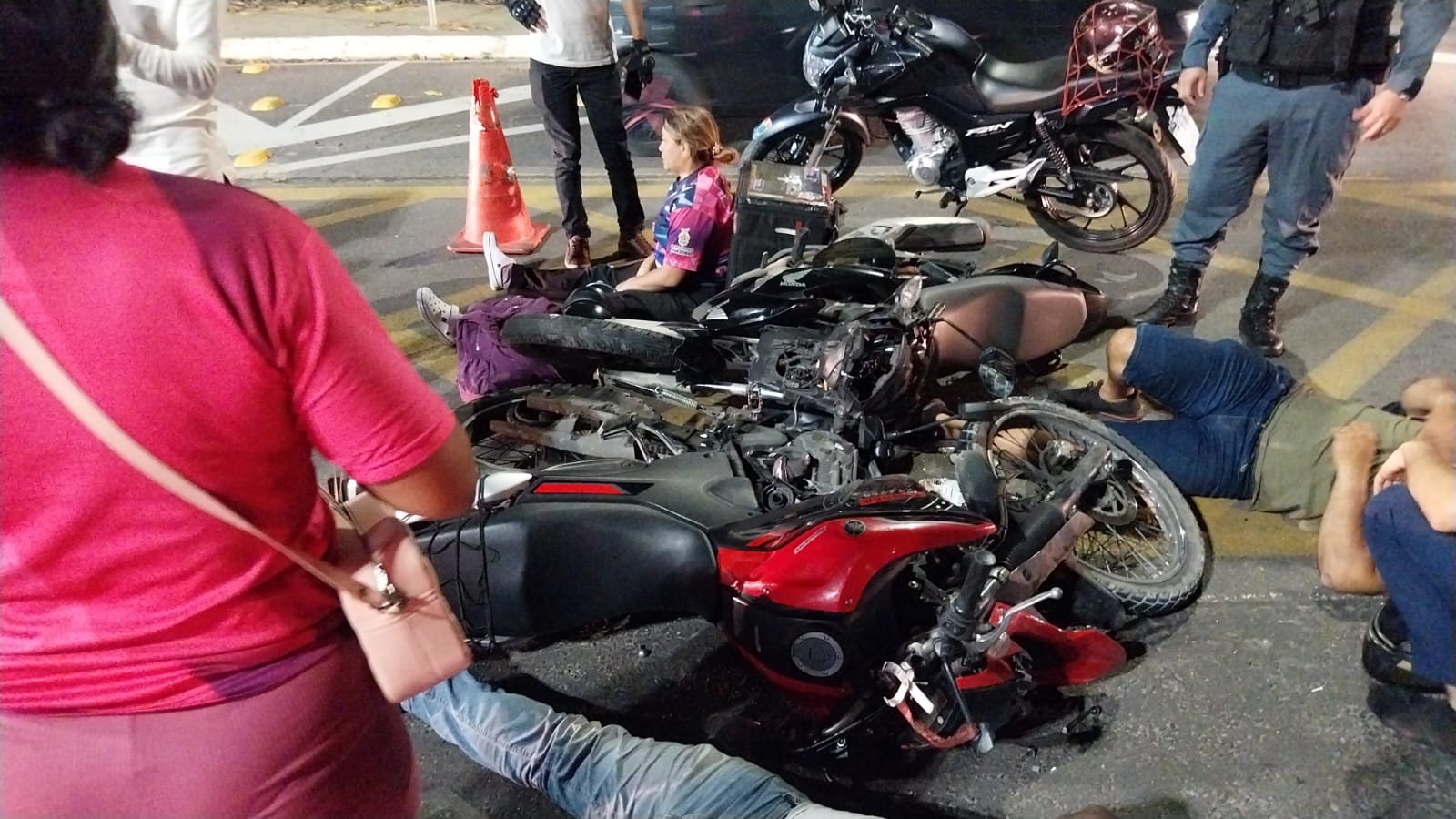 Motoqueiros se “chocam” em cruzamento na Av. Max Teixeira 