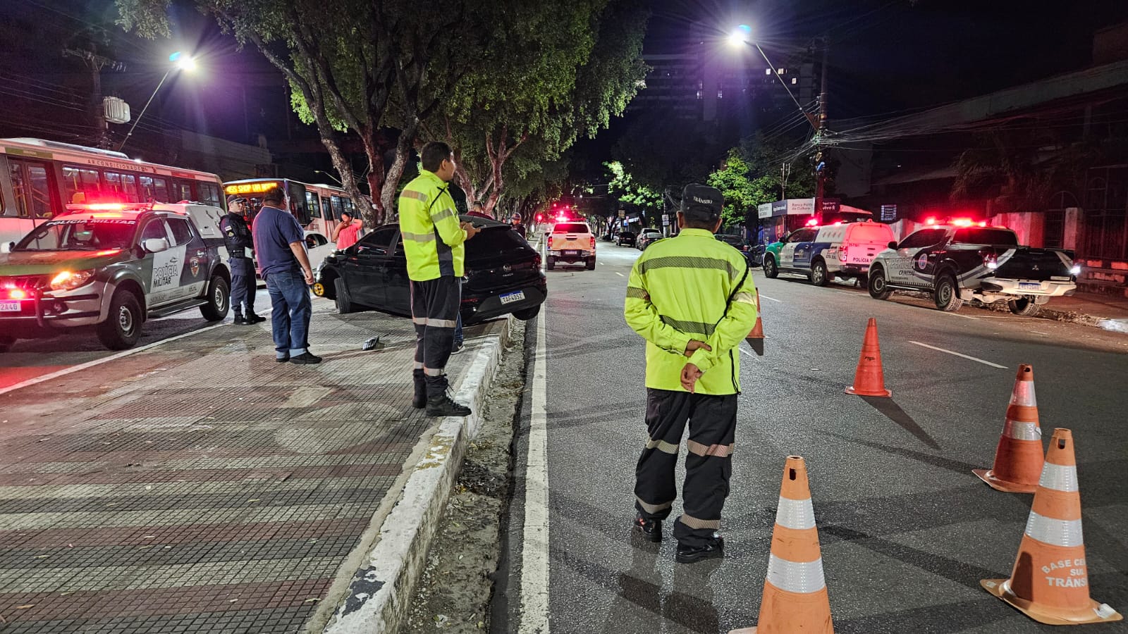 Acidente entre carros deixa duas pastoras feridas no centro de Manaus