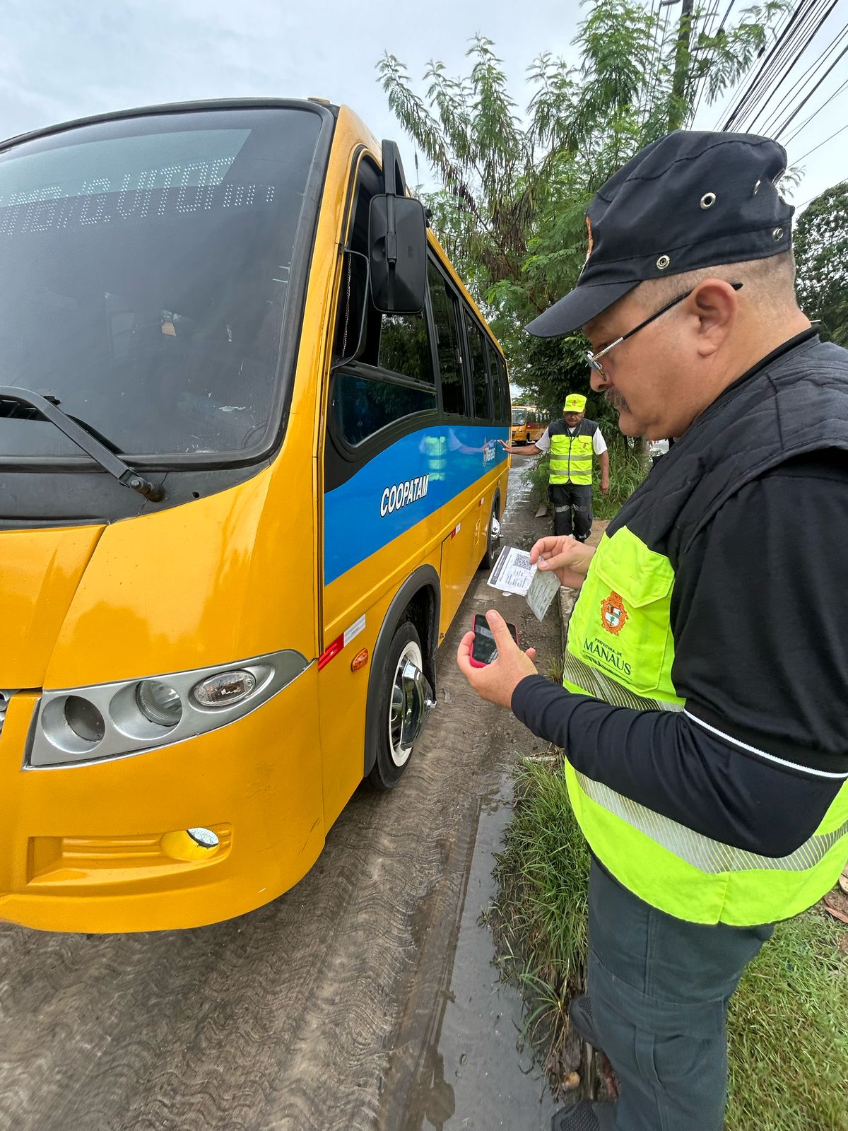 Motorista de 'amarelinho' foge após ser flagrado com CNH supostamente falsa em Manaus