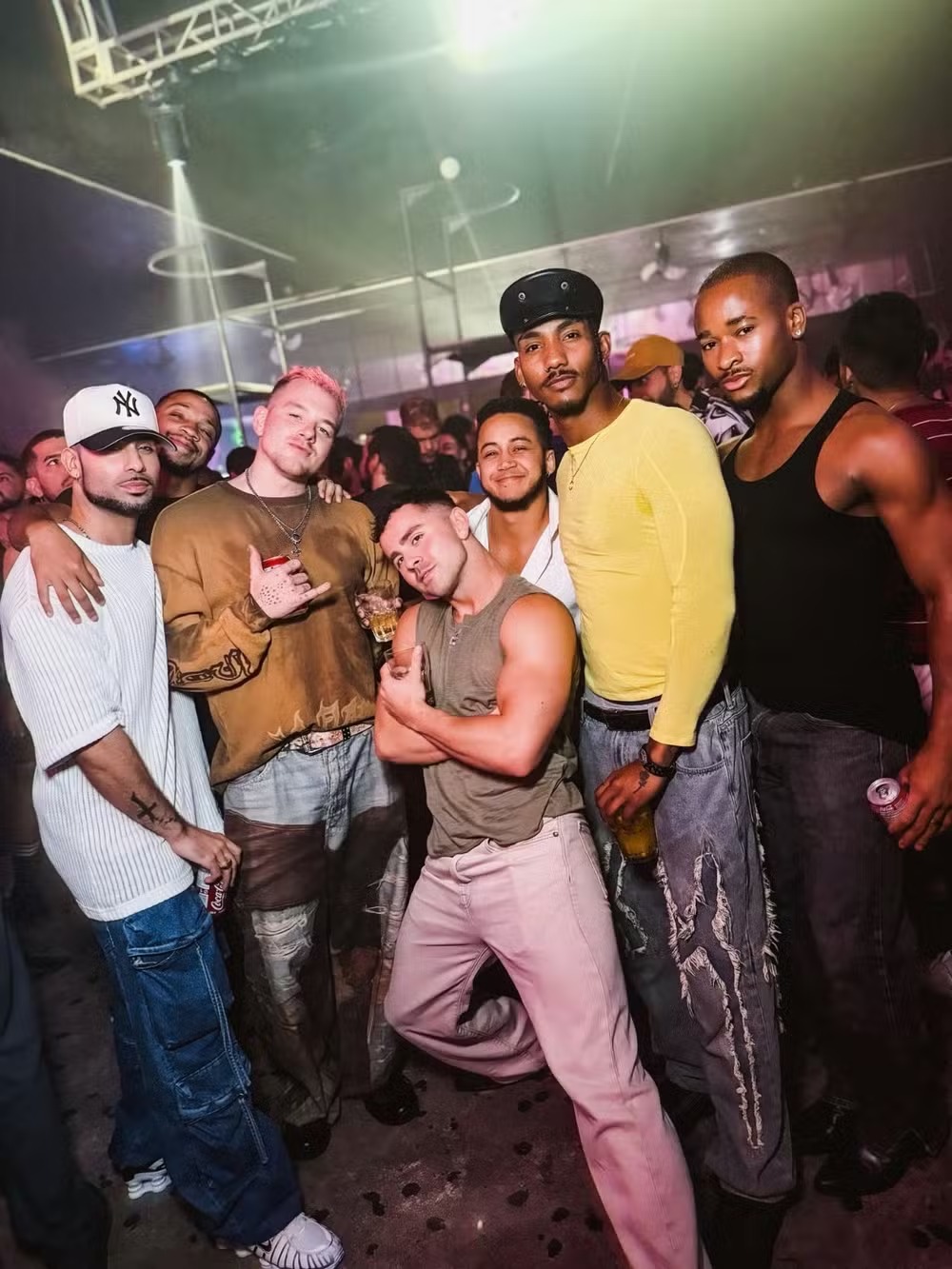 Bailarinos de Lady Gaga curtem balada no Rio 