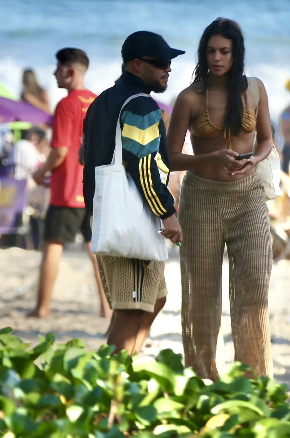 Alane Dias e Francisco Gil são flagrados aos beijos na praia