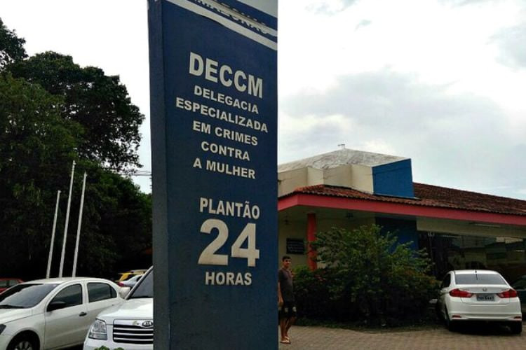 Inconformado, homem persegue e agride ex-mulher e namorado na saída do trabalho em Manaus