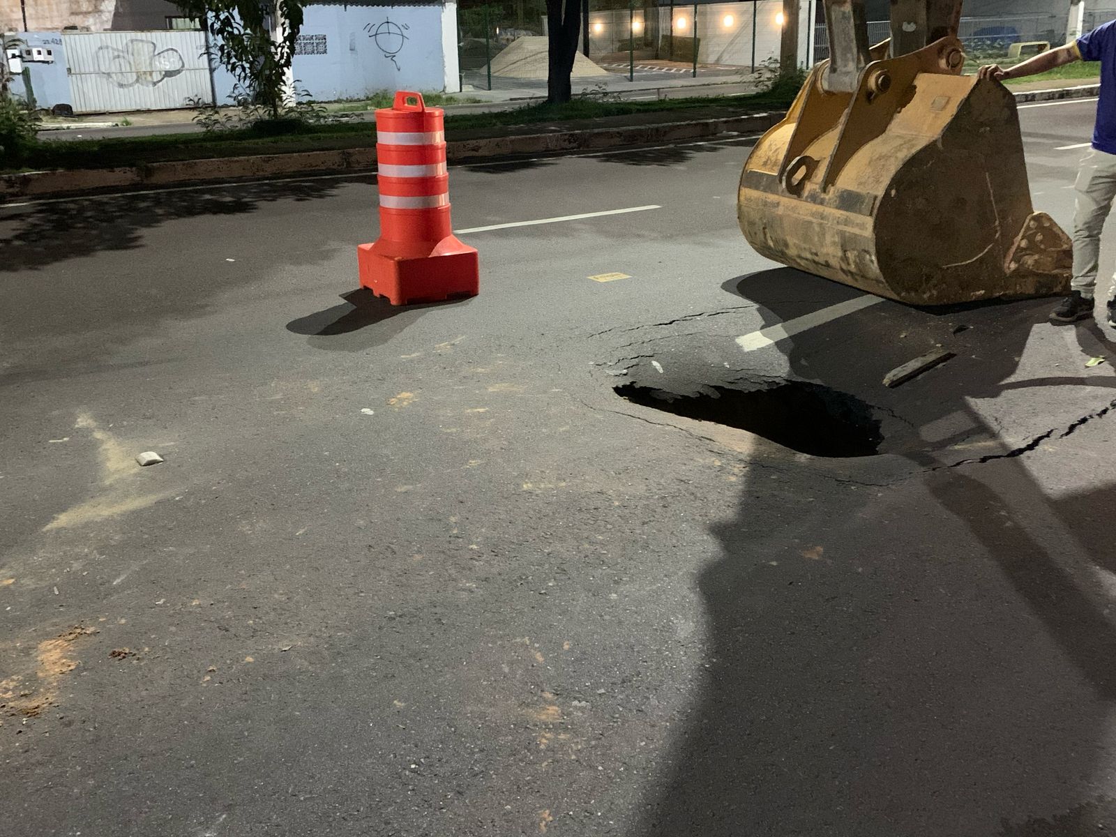 Trecho da Constantino Nery é interditado após asfalto ceder e abrir cratera