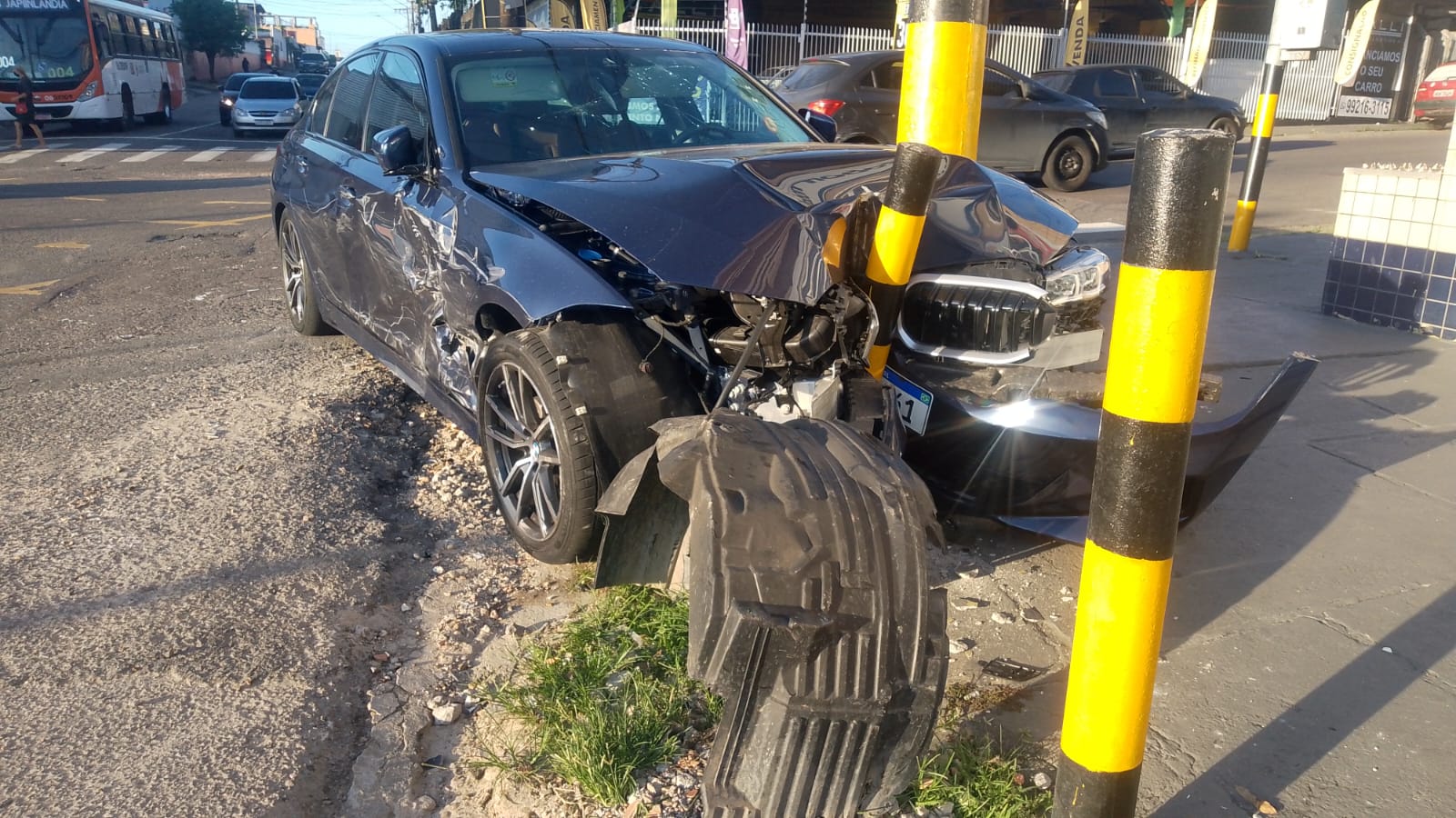 Três pessoas ficam feridas em acidente entre BMW e picape no Centro