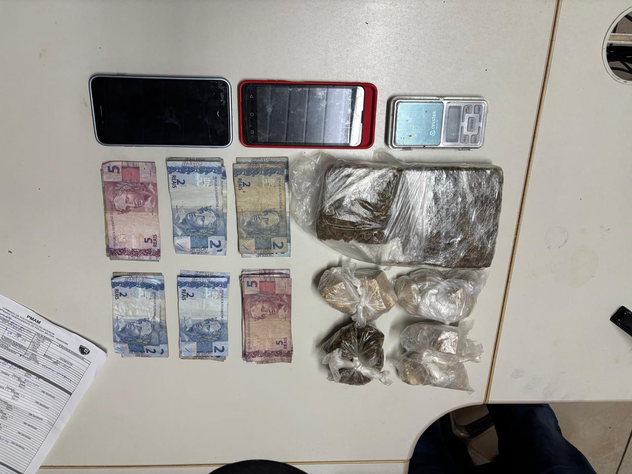 Jovem é preso com drogas em casa abandonada em Iranduba