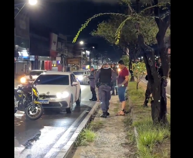 Homem com tornozeleira eletrônica é preso após ser flagrado na rua após 22h em Manaus