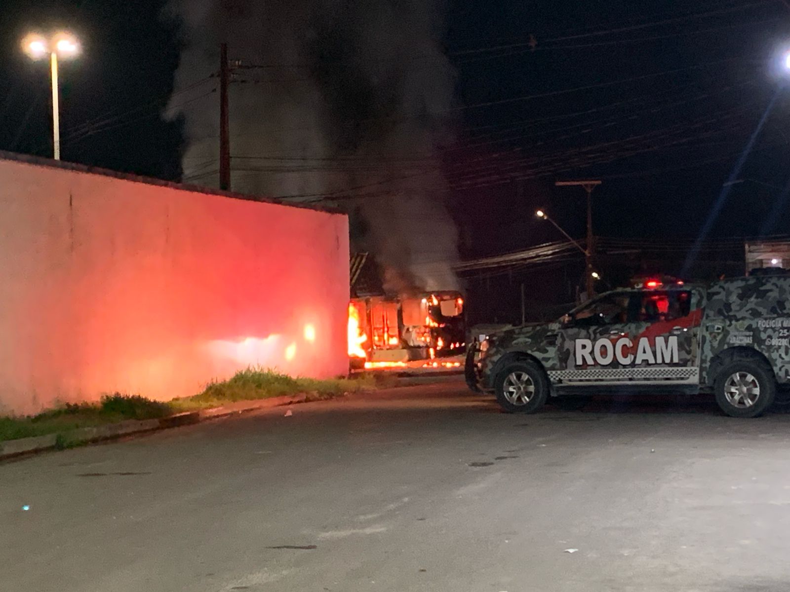 Justiça decreta prisão de três suspeitos de incendiar ônibus durante protesto em Manaus