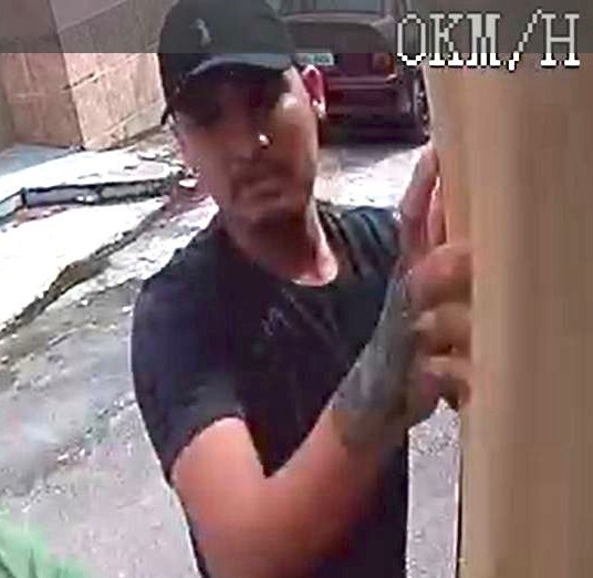 Polícia procura suspeito de participar de roubo de 17 caixas de cigarros no Petrópolis