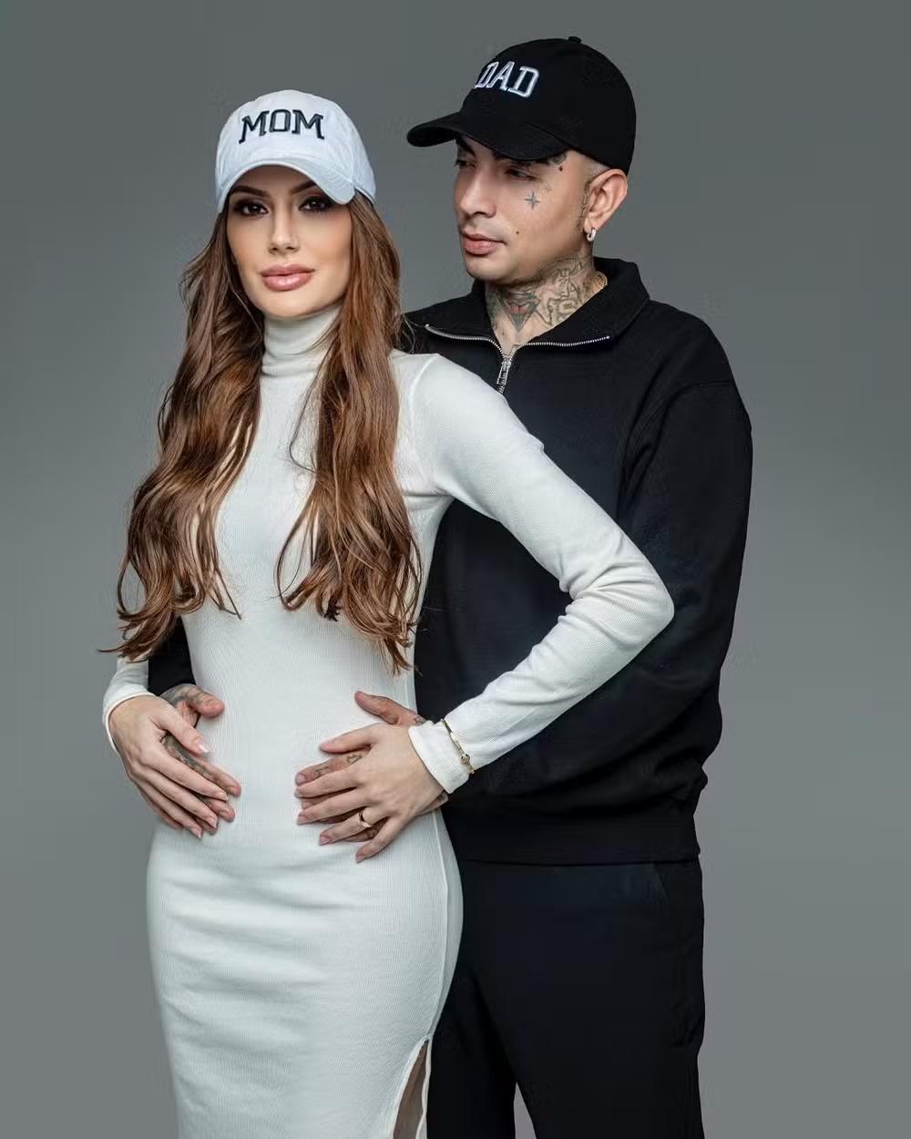 MC Guimê e noiva posam com barriguinha em evidência após anúncio de gravidez