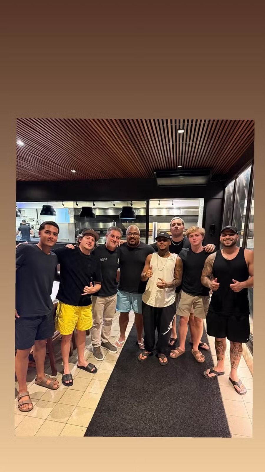 Benício Huck faz primeira aparição com o pai após término com Duda Guerra