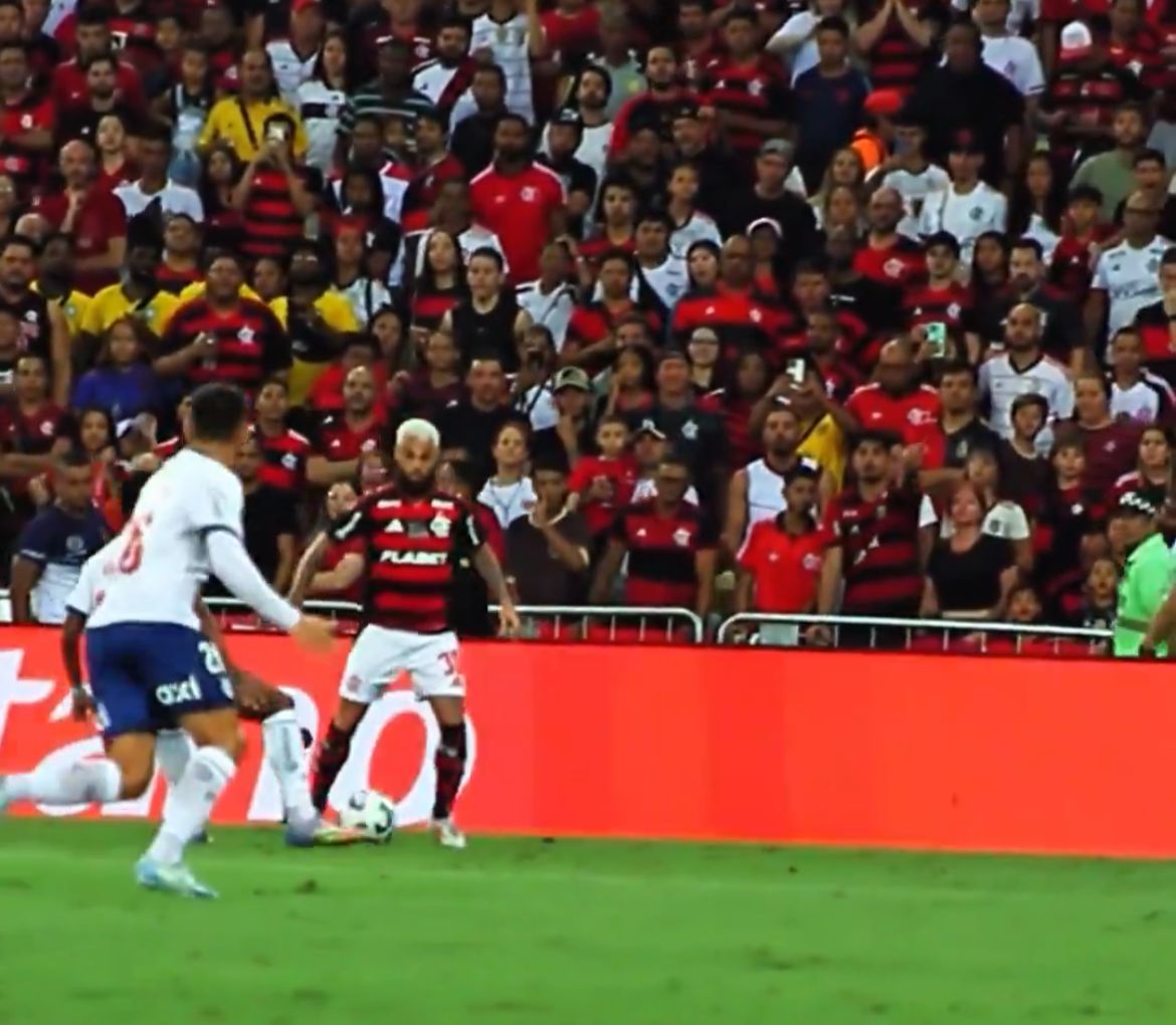Flamengo vence Bahia e assume liderança do Brasileirão