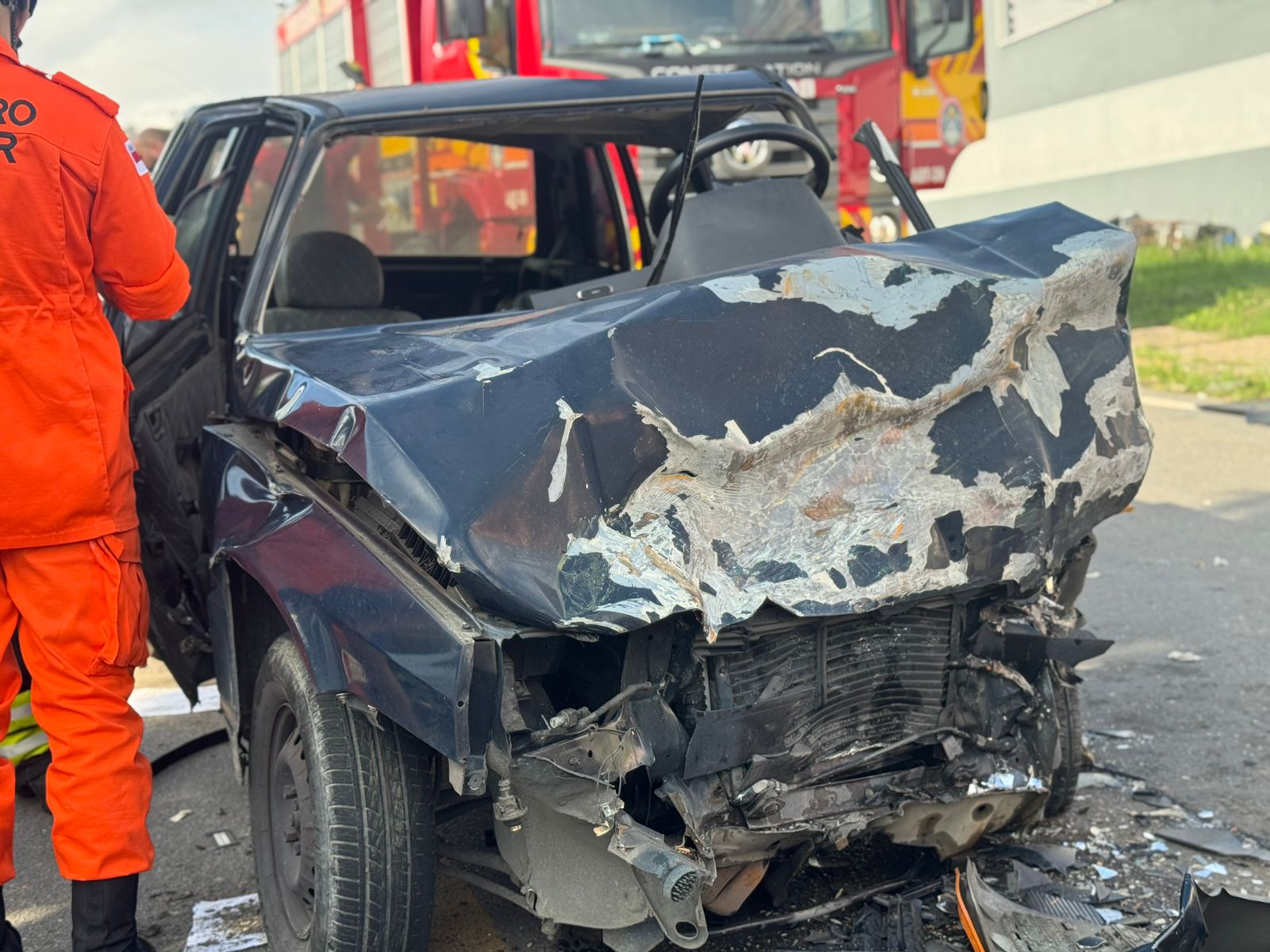 Acidente entre carros deixa quatro feridos presos às ferragens no Santa Etelvina