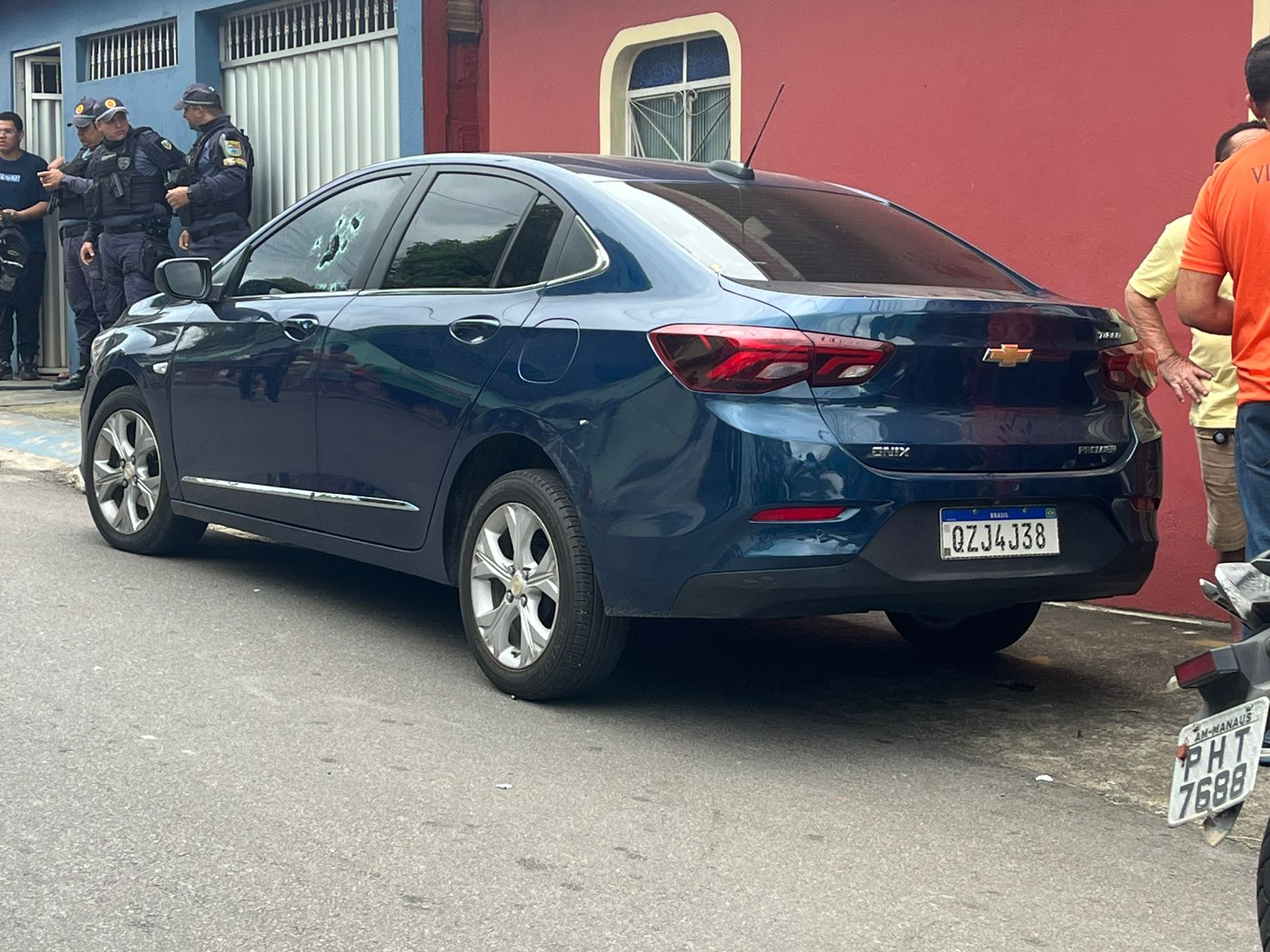 FOTOS: Homem morre após ter carro alvejado por mais de 15 tiros na Compensa