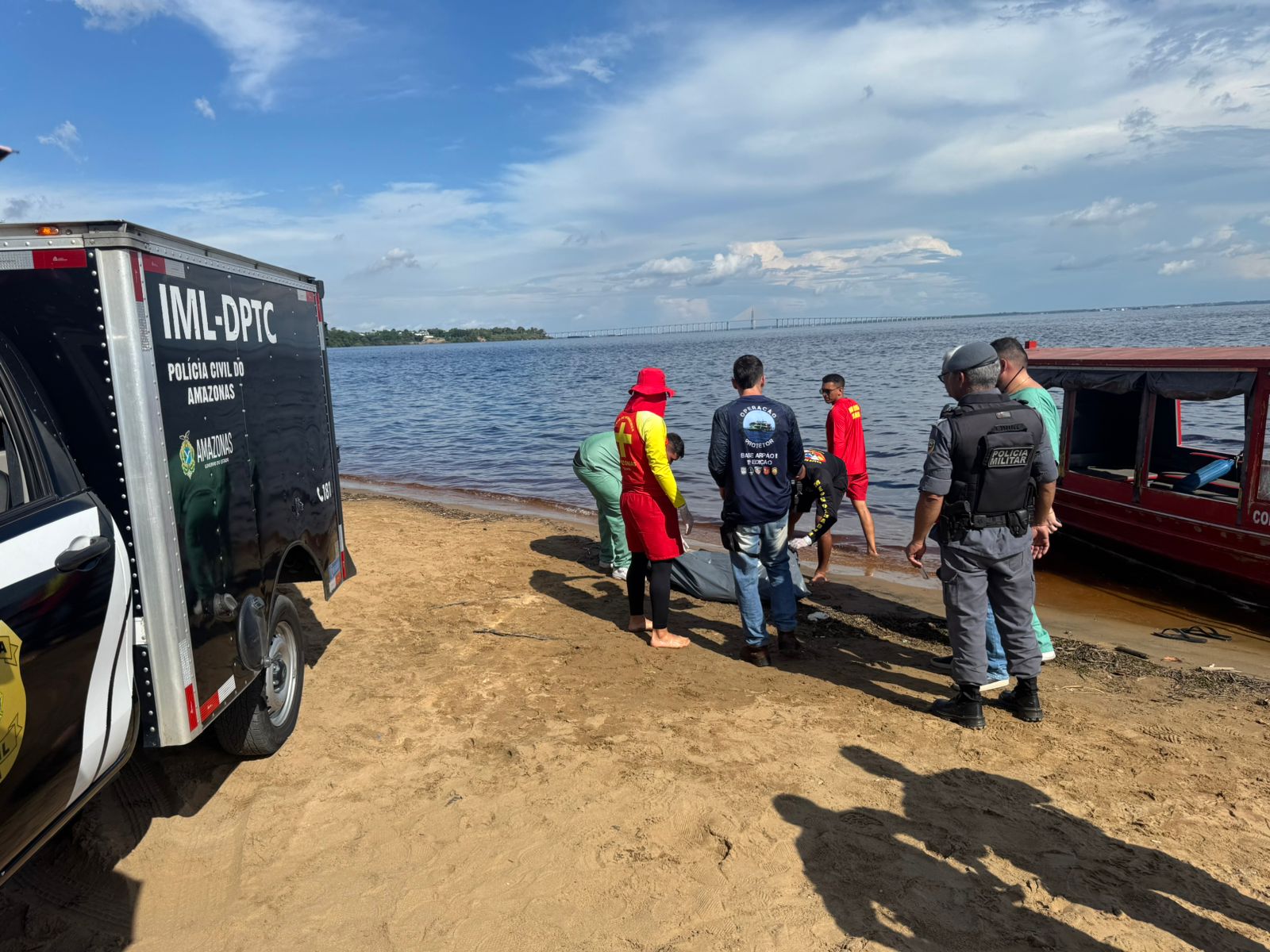 Banhistas encontram corpo boiando na Ponta Negra