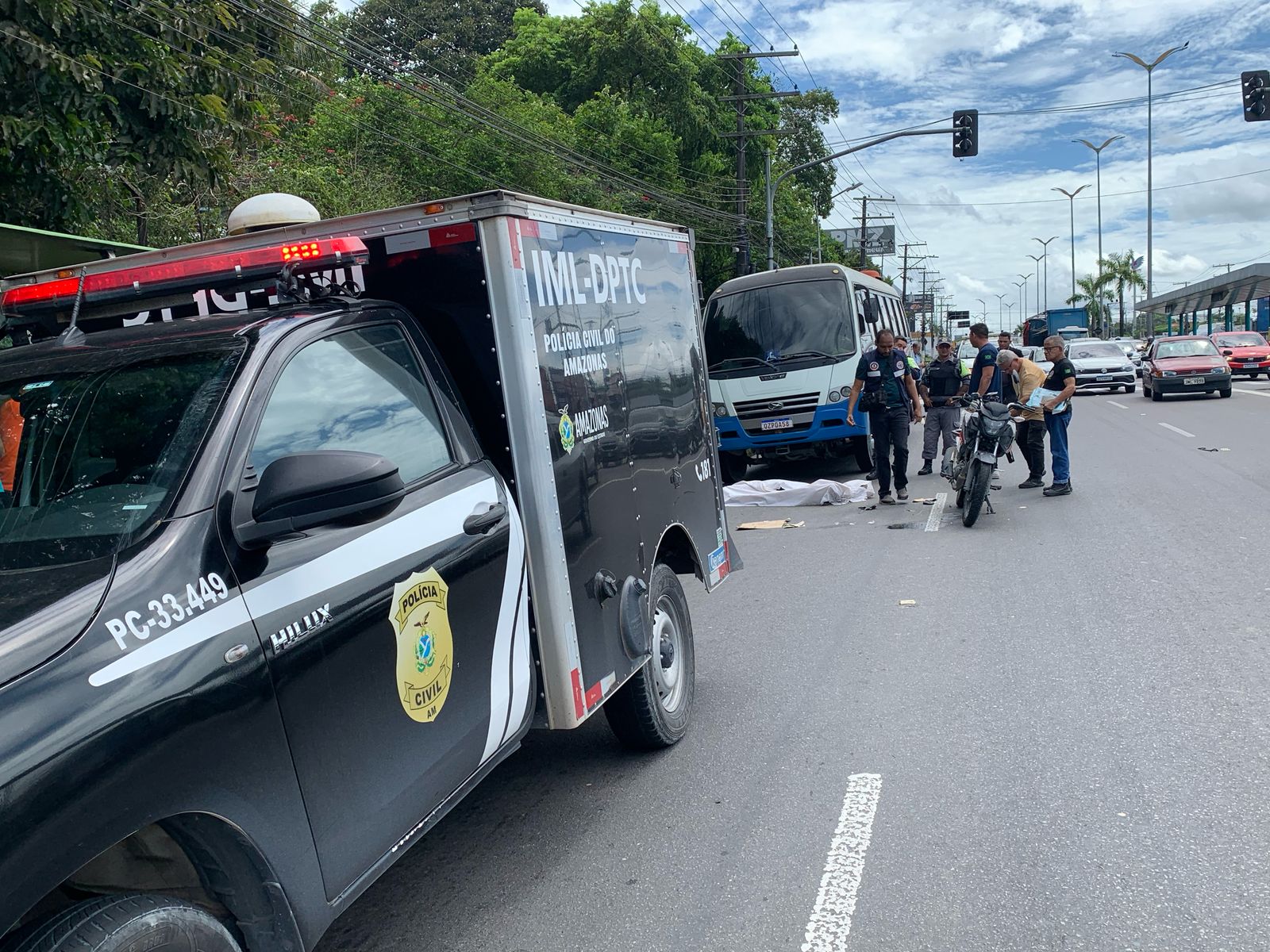 Motociclista de 19 anos morre e passageira fica ferida em acidente na Av. Torquato Tapajós