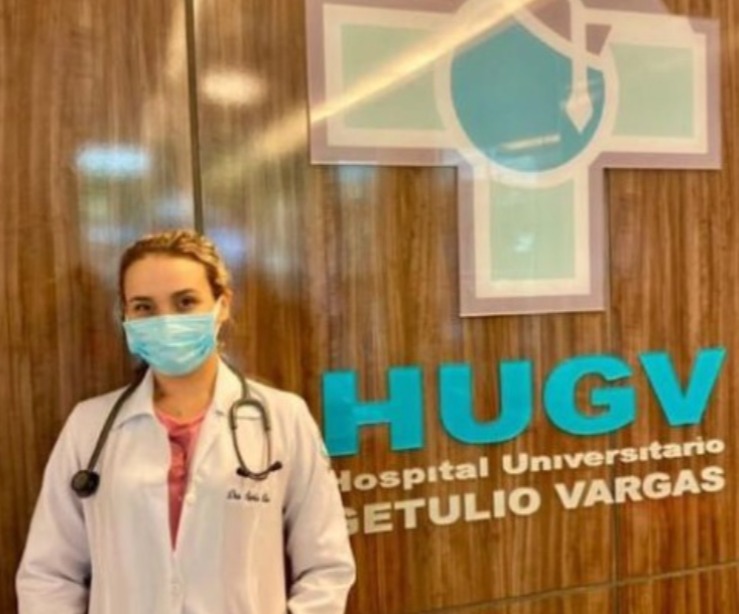 Hospital Universitário nega vínculo com falsa médica presa em Manaus