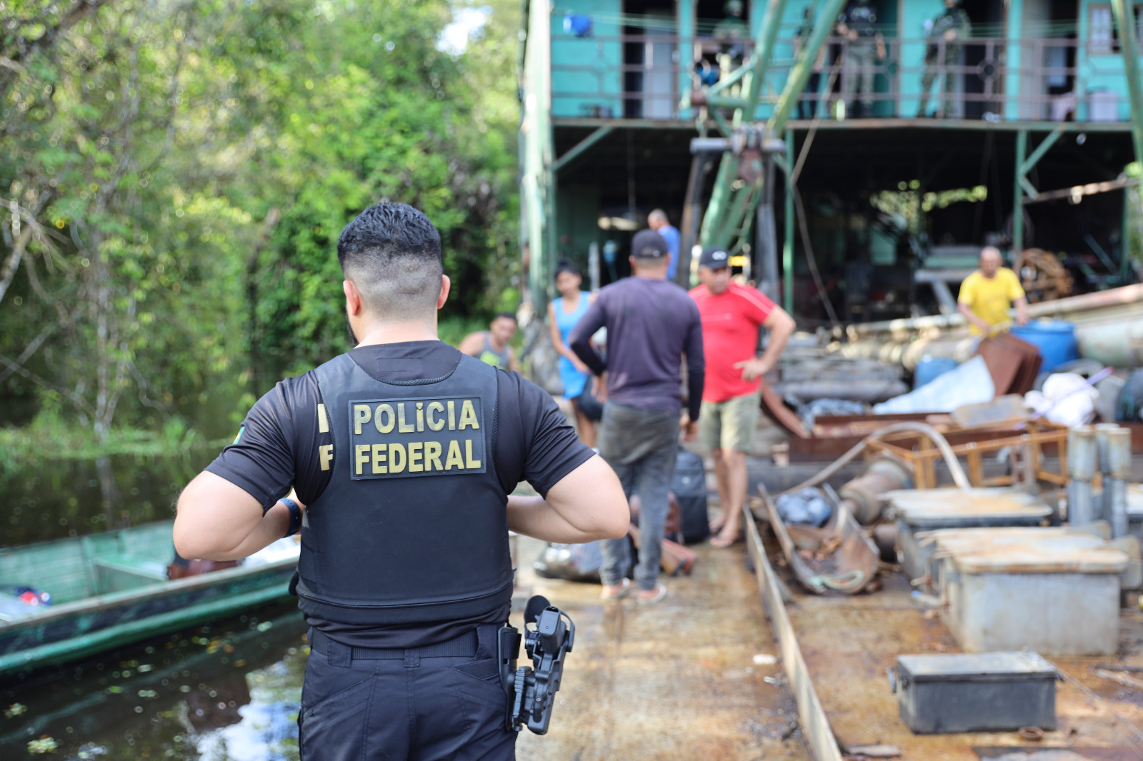 Forças Armadas prendem suspeitos de garimpo ilegal e apreendem dragas no Amazonas