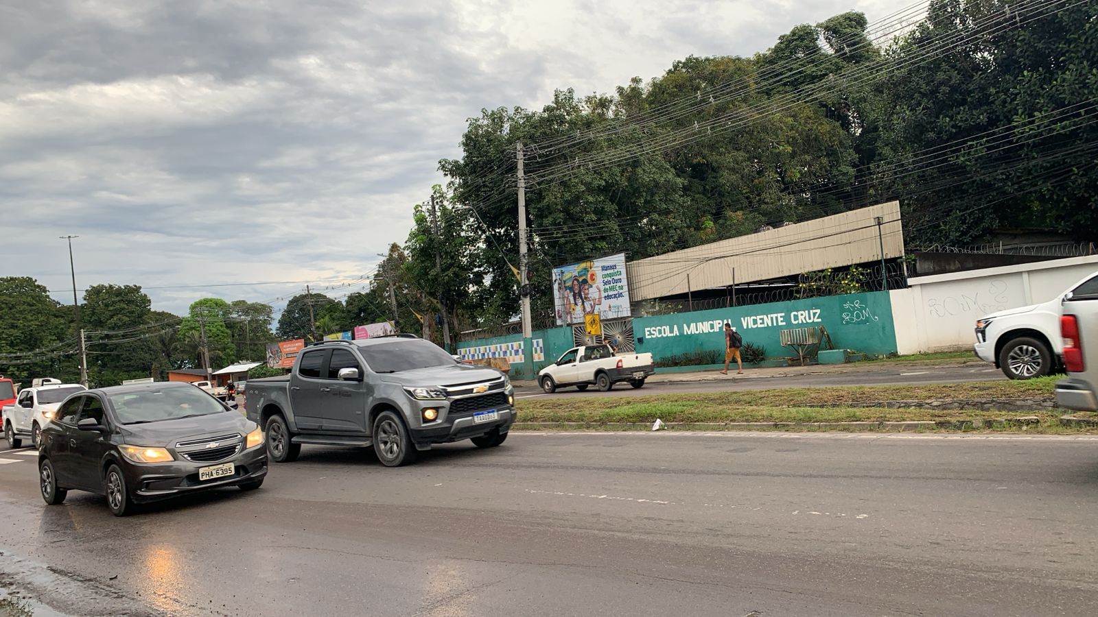 Estudantes são atropeladas por carro ao tentarem atravessar em faixa de pedestres em Manaus