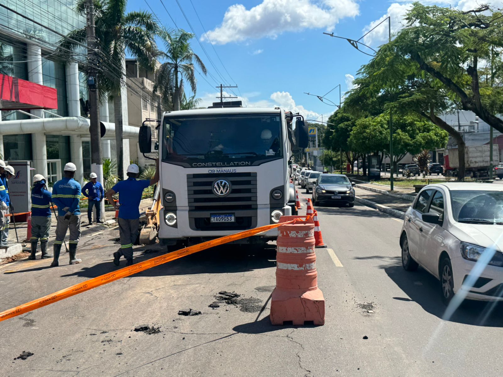Ruptura em rede de água na Boulevard afeta abastecimento em bairros de Manaus
