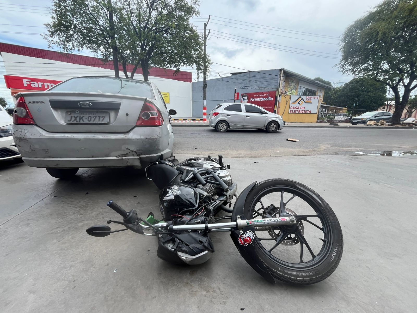 Motorista embriagado atropela e dá ré por cima de motociclista no São José