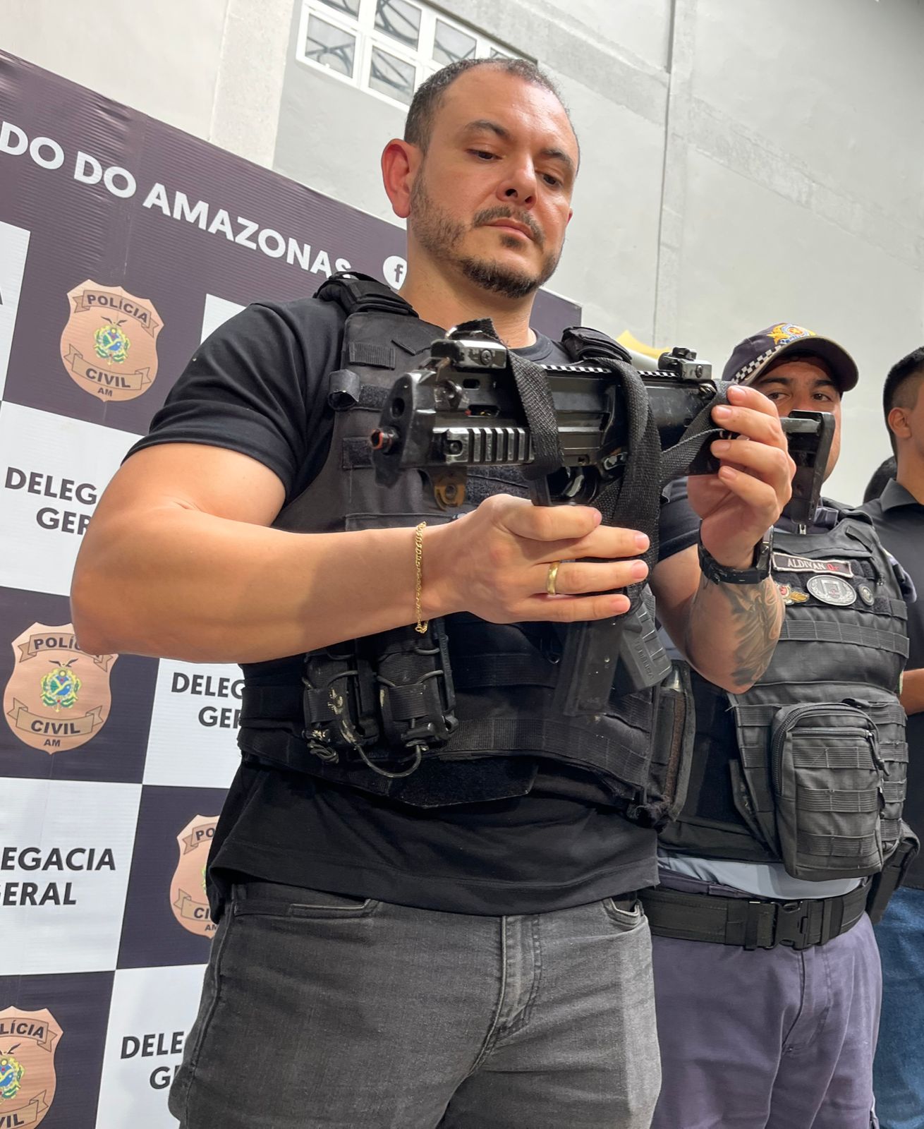 Polícia encontra simulacro de submetralhadora usado em assalto a ônibus em Manaus