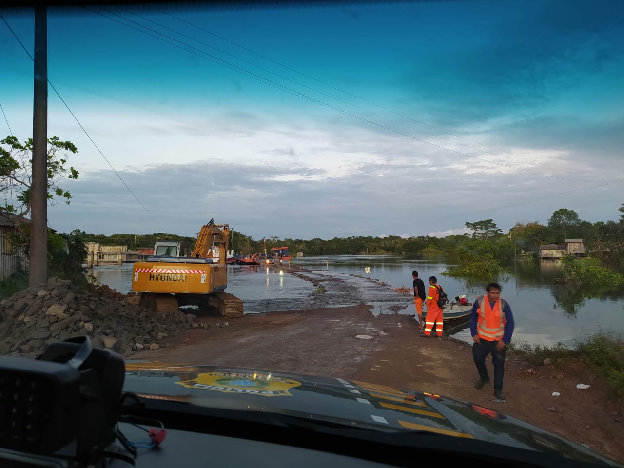 Tráfego de caminhões é interrompido sob rios Curuçá e Autaz Mirim na BR-319