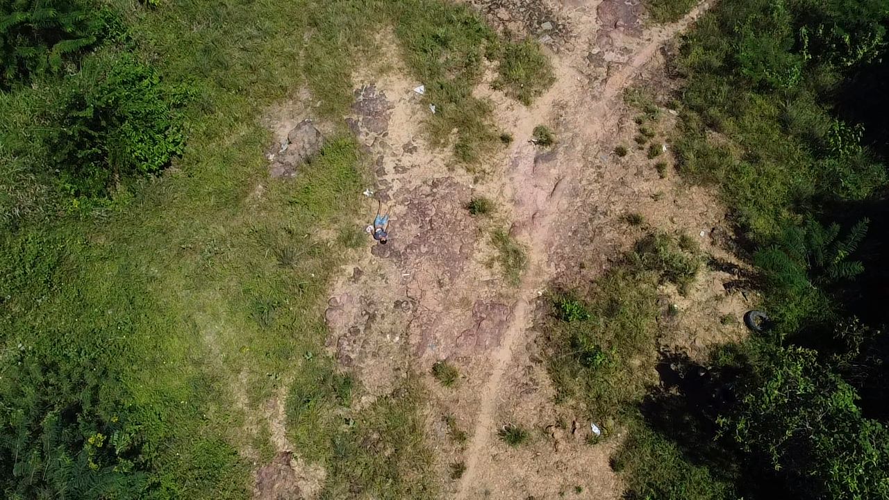 FOTOS: Homem é encontrado morto em área de mata no São Raimundo