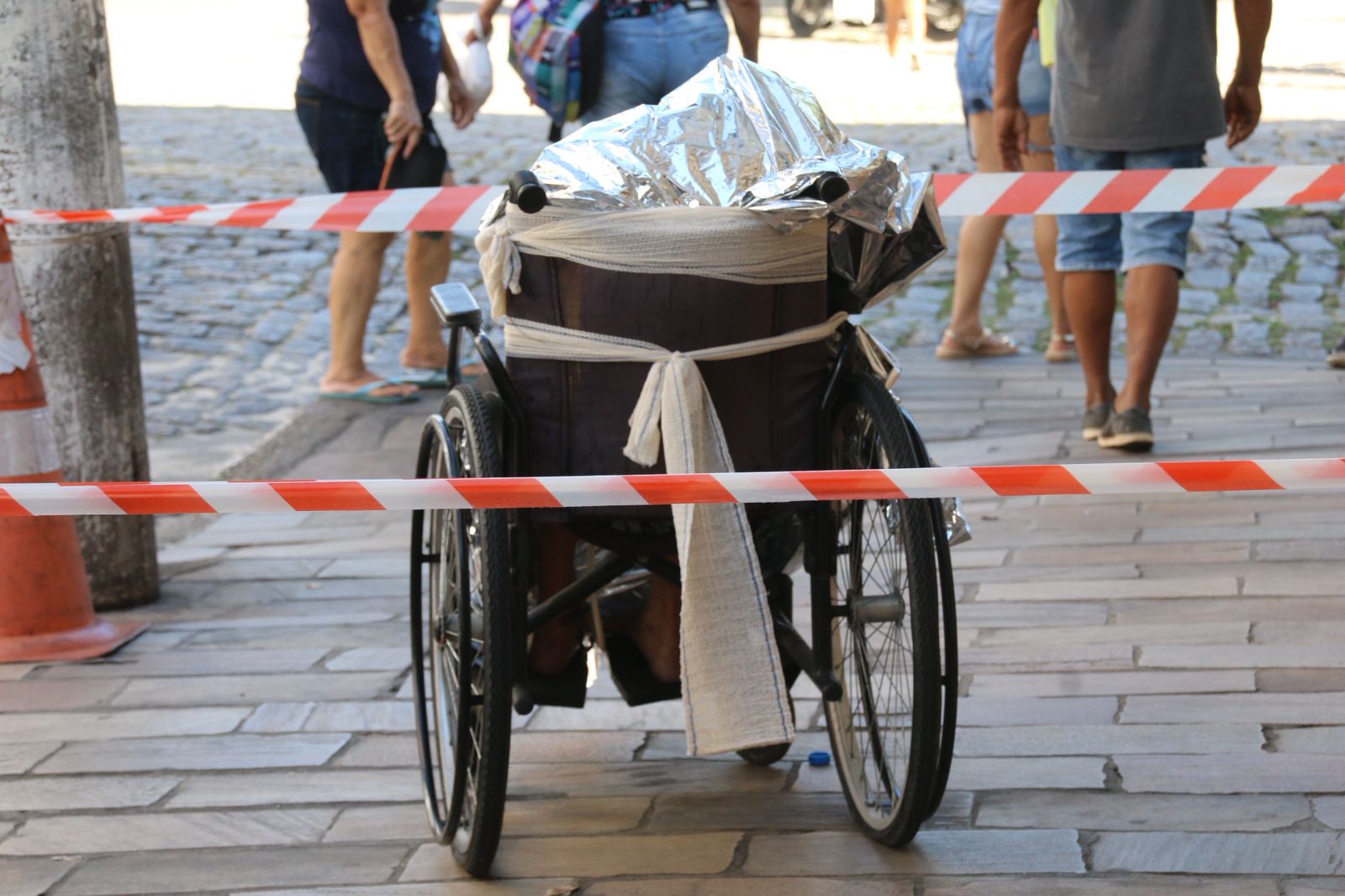 Homem ‘passeia’ com idoso morto em cadeira de rodas e é levado para delegacia em Manaus