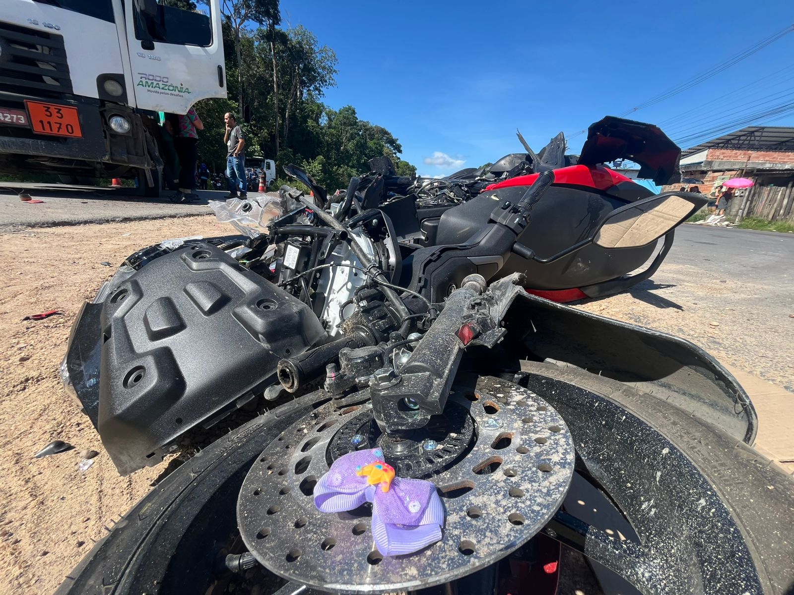 Mãe e filha de 6 anos são atingidas em moto por caminhão-pipa em Manaus