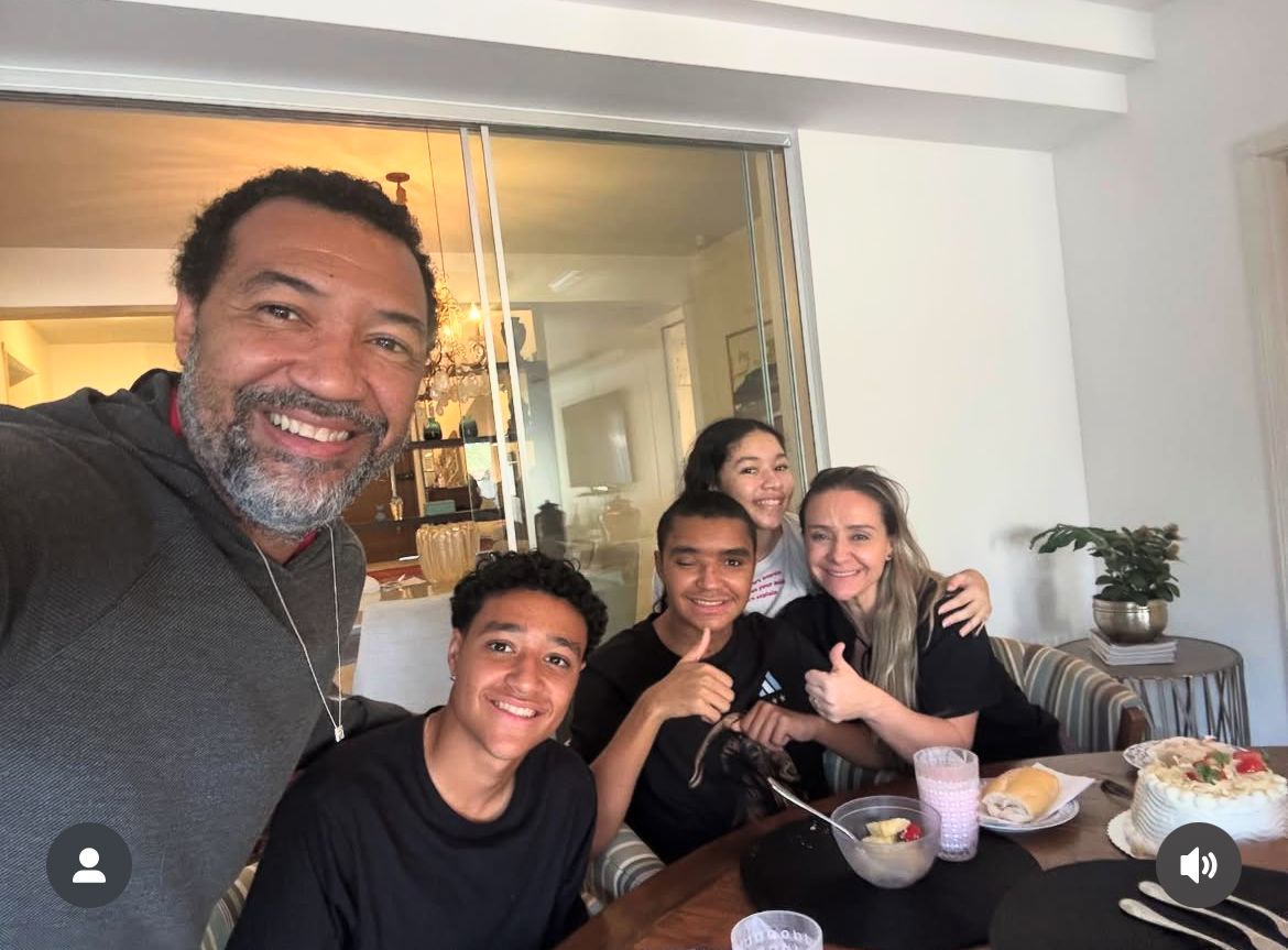 Jogador Pedro Severino aparece pela primeira vez em foto com família após alta médica