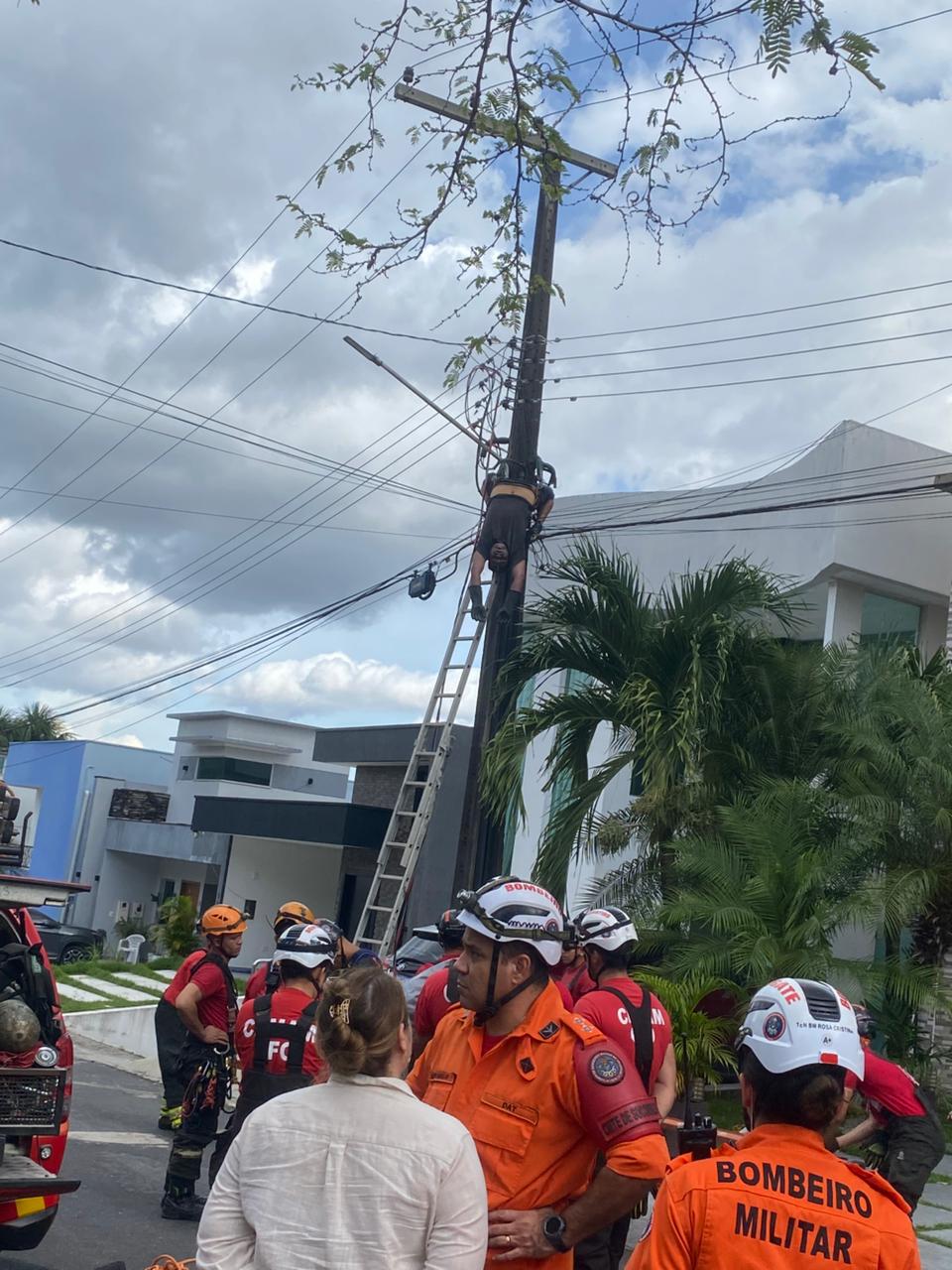 Homem morre ao levar descarga elétrica durante serviço em poste no Tarumã